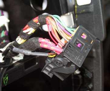 Head unit connector with MOST fibre installed on W164 ML GL R