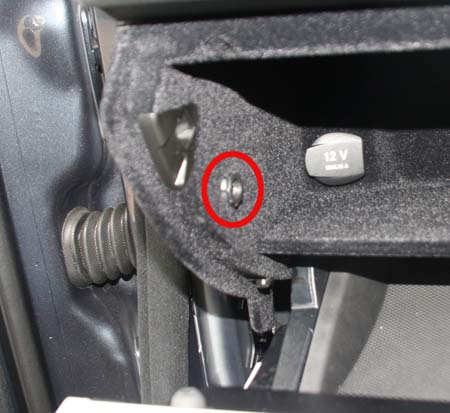 W204 aux socket removal picture